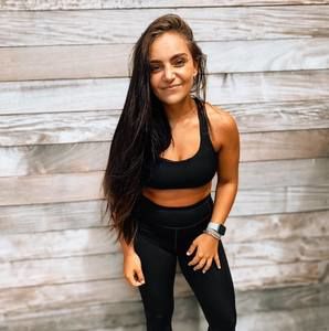 Meet your Posher, Elyssa